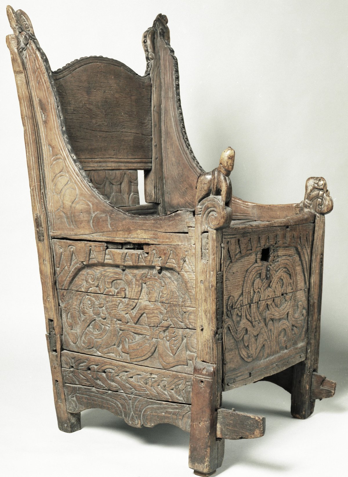 Стулья в средневековом стиле