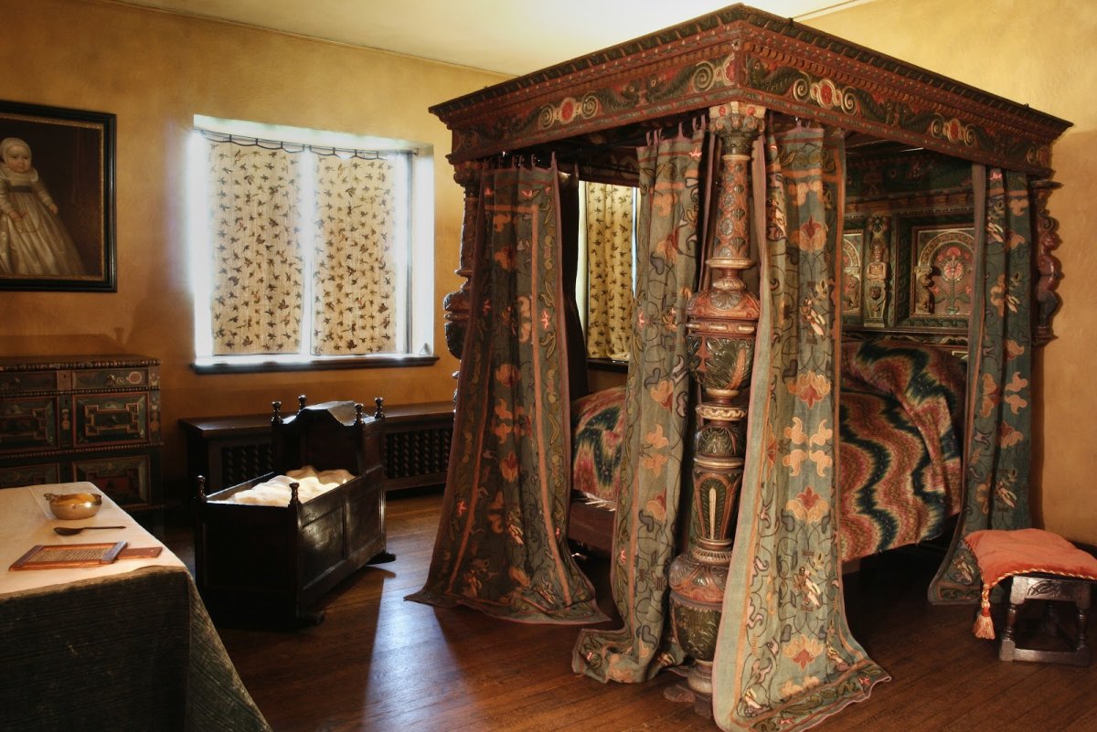 Антикварная резная мебель