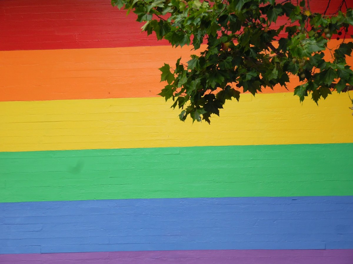 Радуга и облака на стене