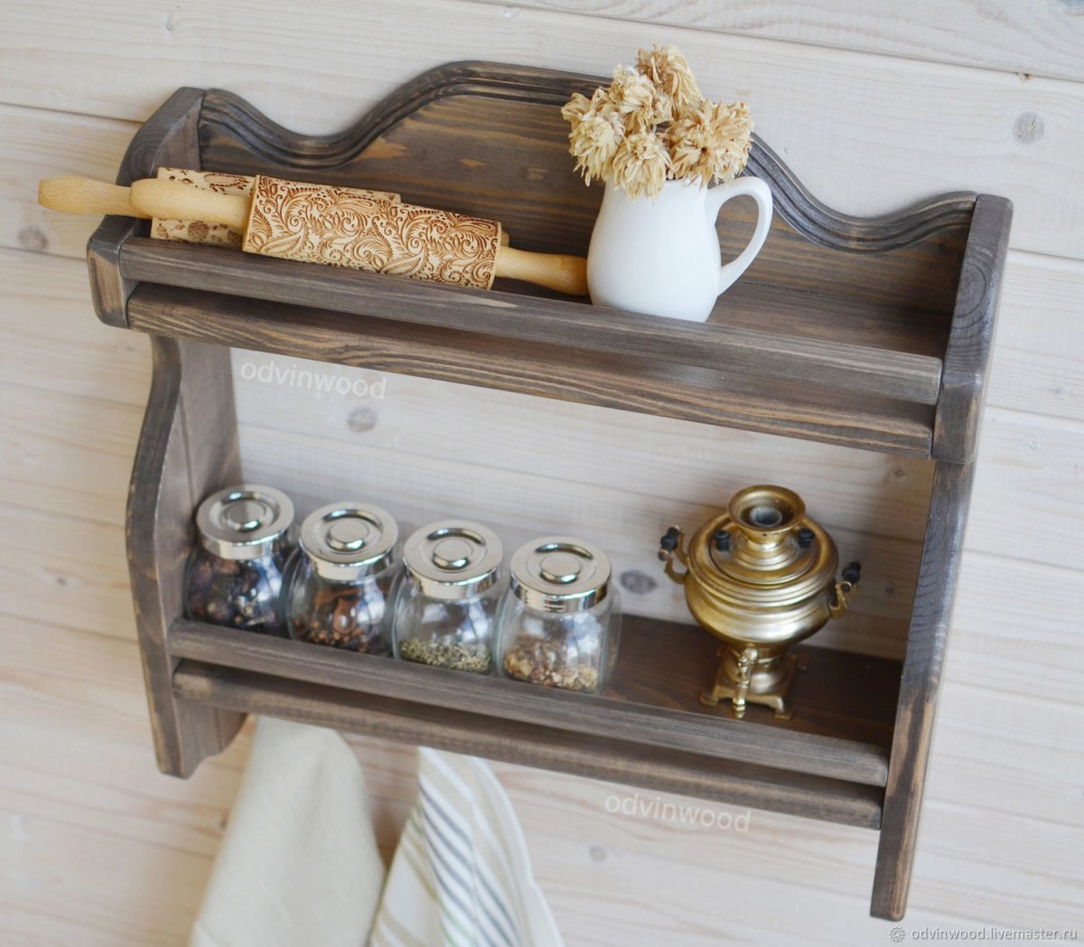 Декор кухонной стены полками