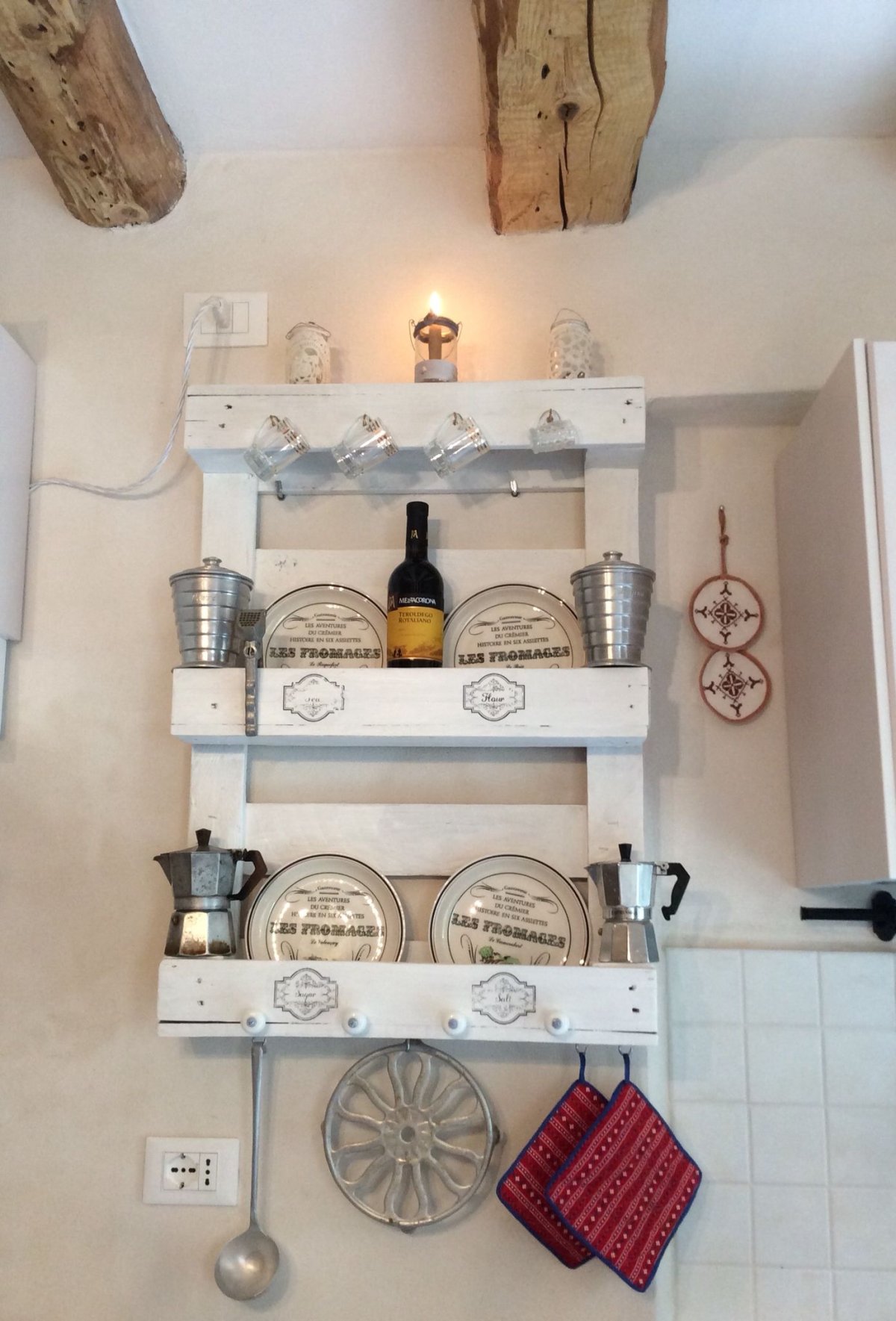 Деревянная полочка для микроволновки