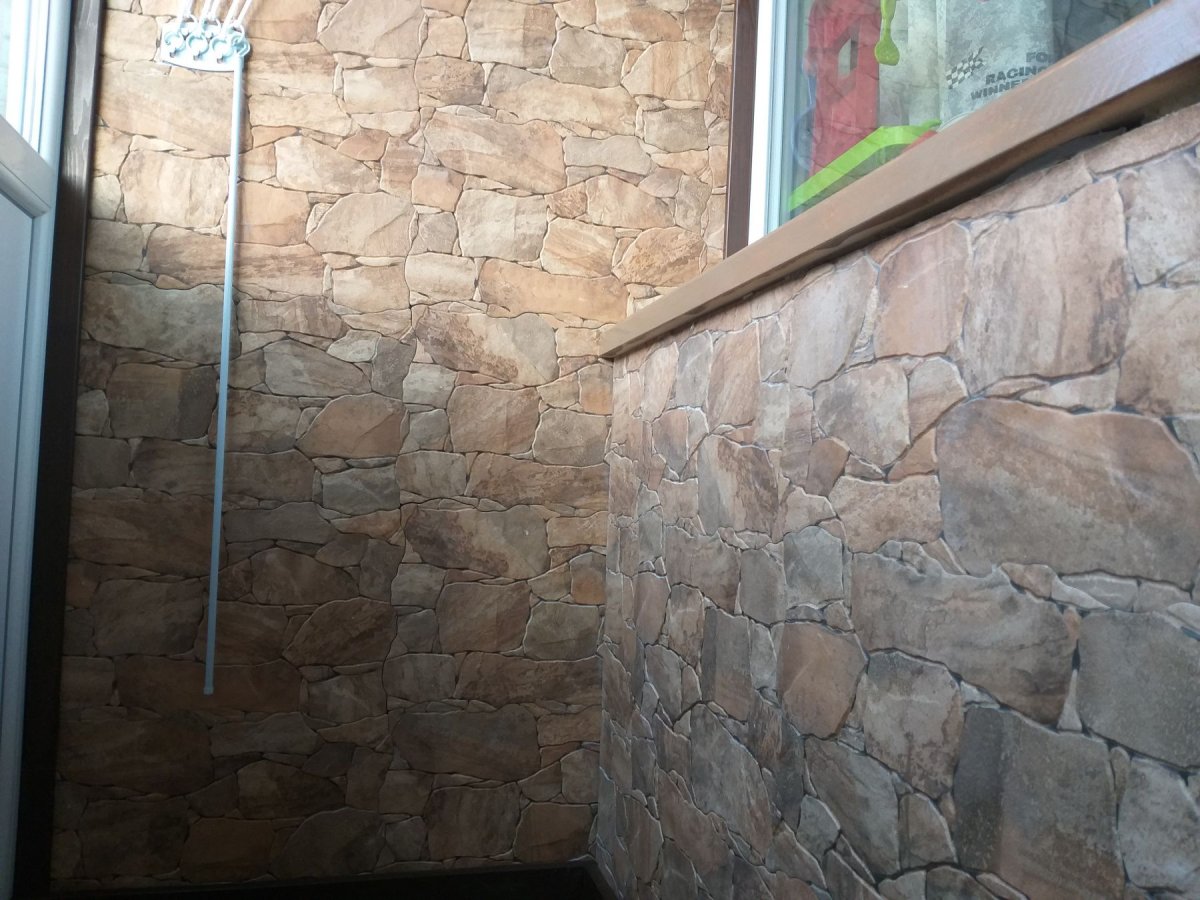 Отделка балкона ДВП под камень