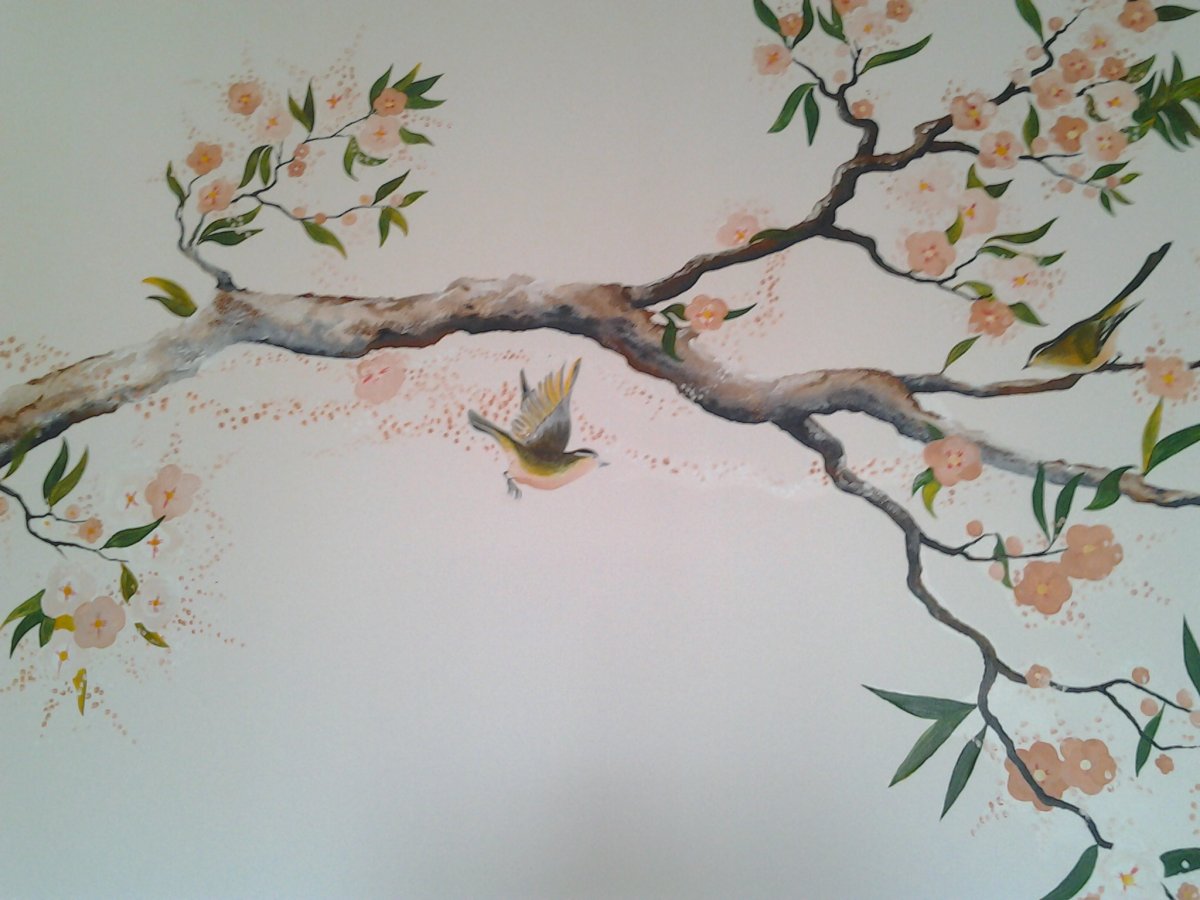 Роспись розовой стены