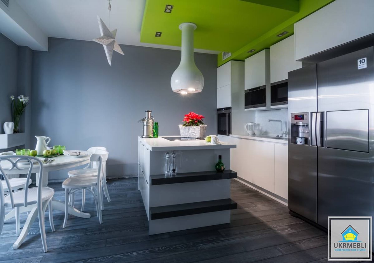 Натяжной потолок на кухне