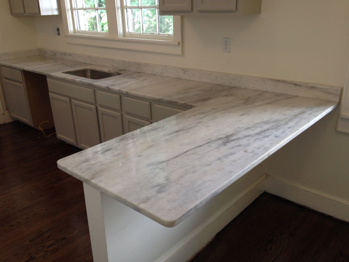 Белая кухня с мраморной столешницей