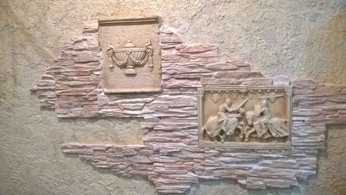 Барельеф на стене