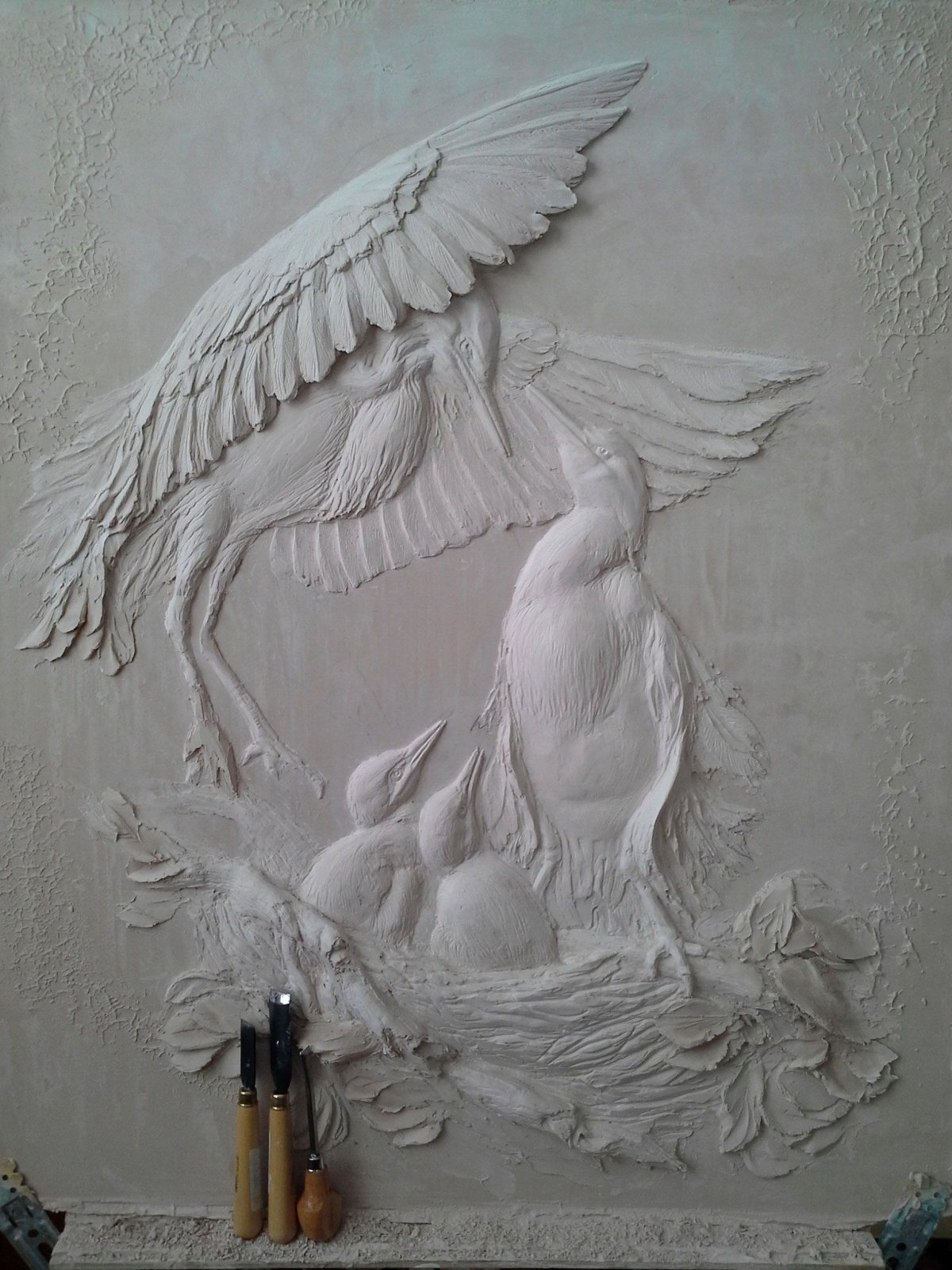 Барельефы из гипса на стене