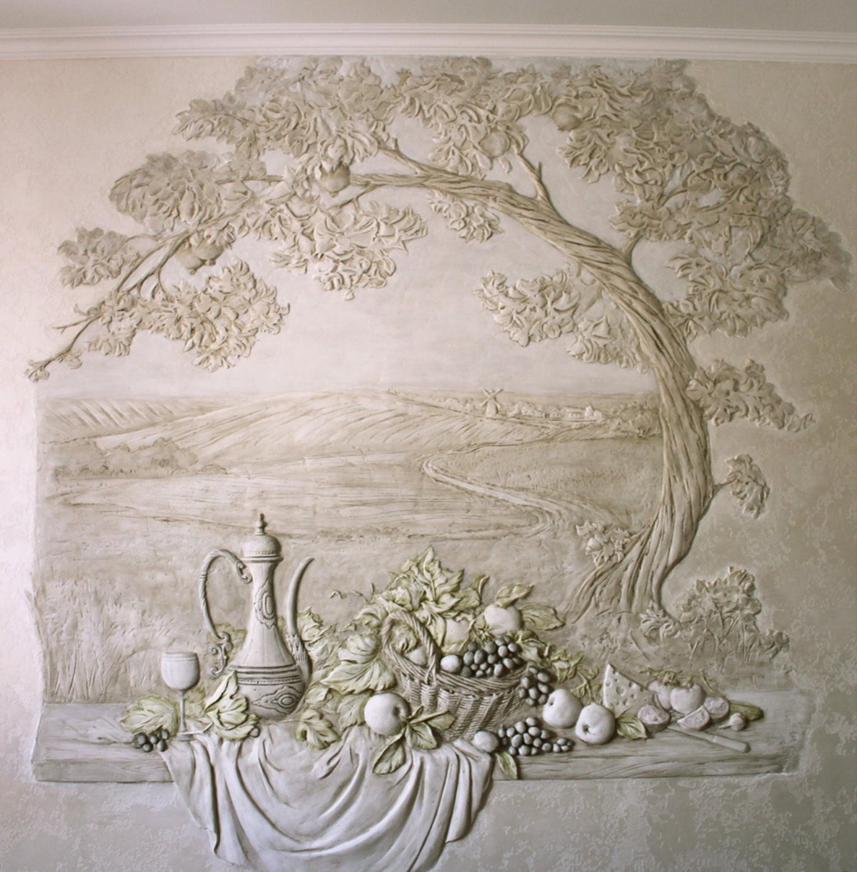 Барельеф на стене кухни