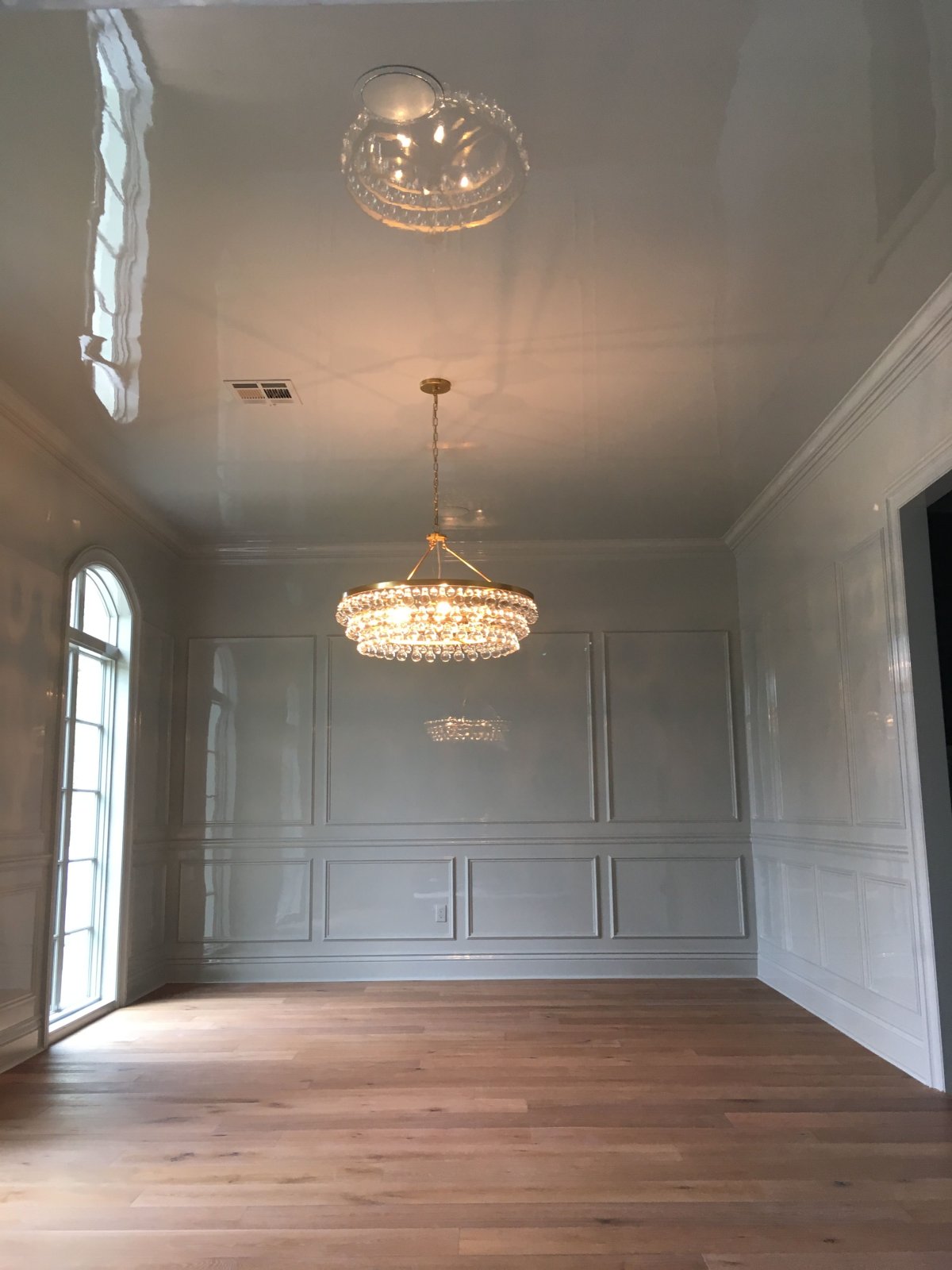 Белая глянцевая краска для стен