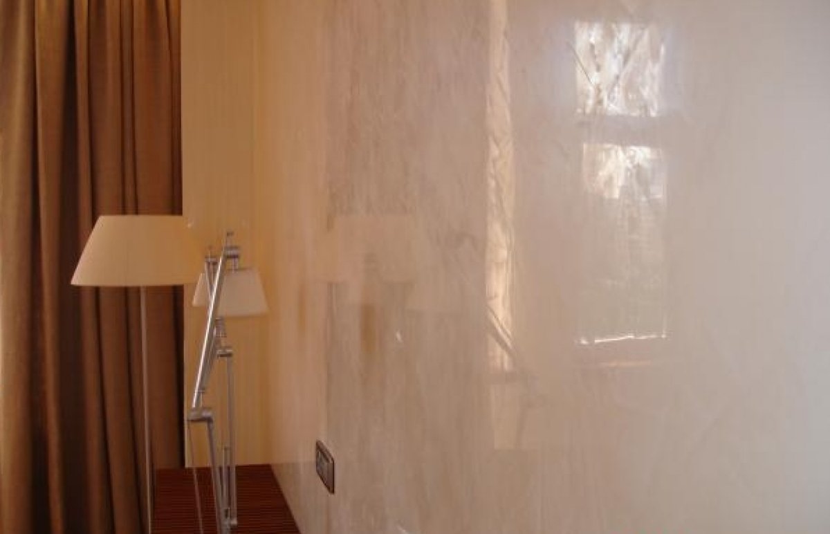 Белая глянцевая краска для стен