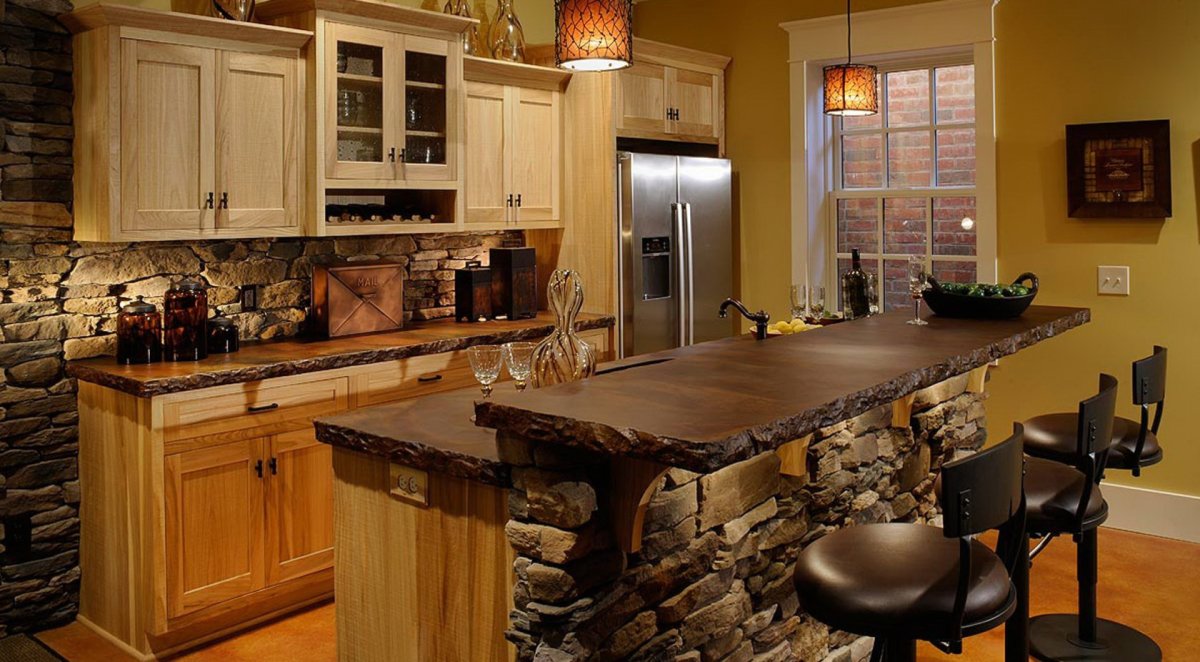 Барная стойка отделанная камнем