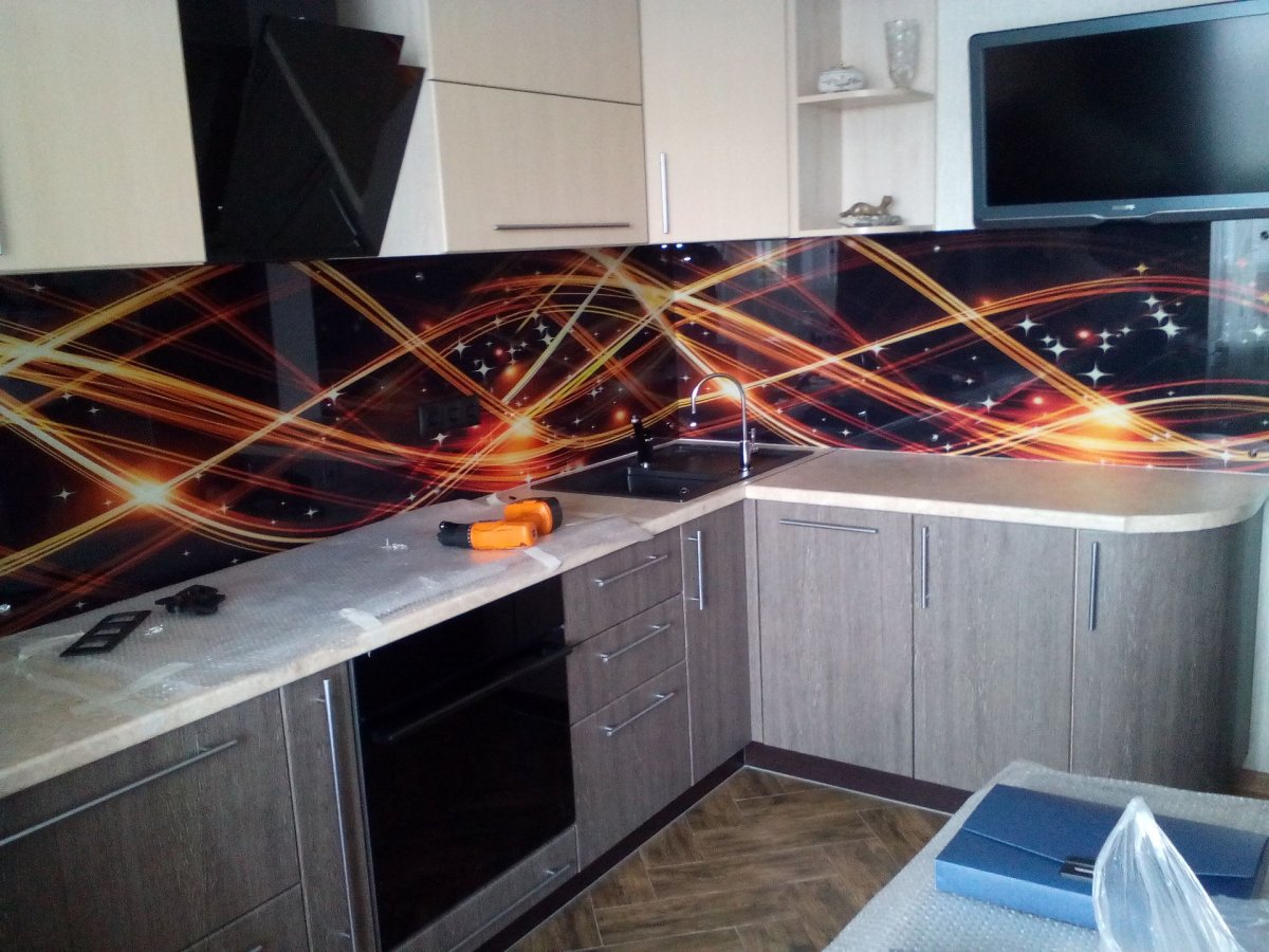 Стеклянное панно в интерьере фотопечать