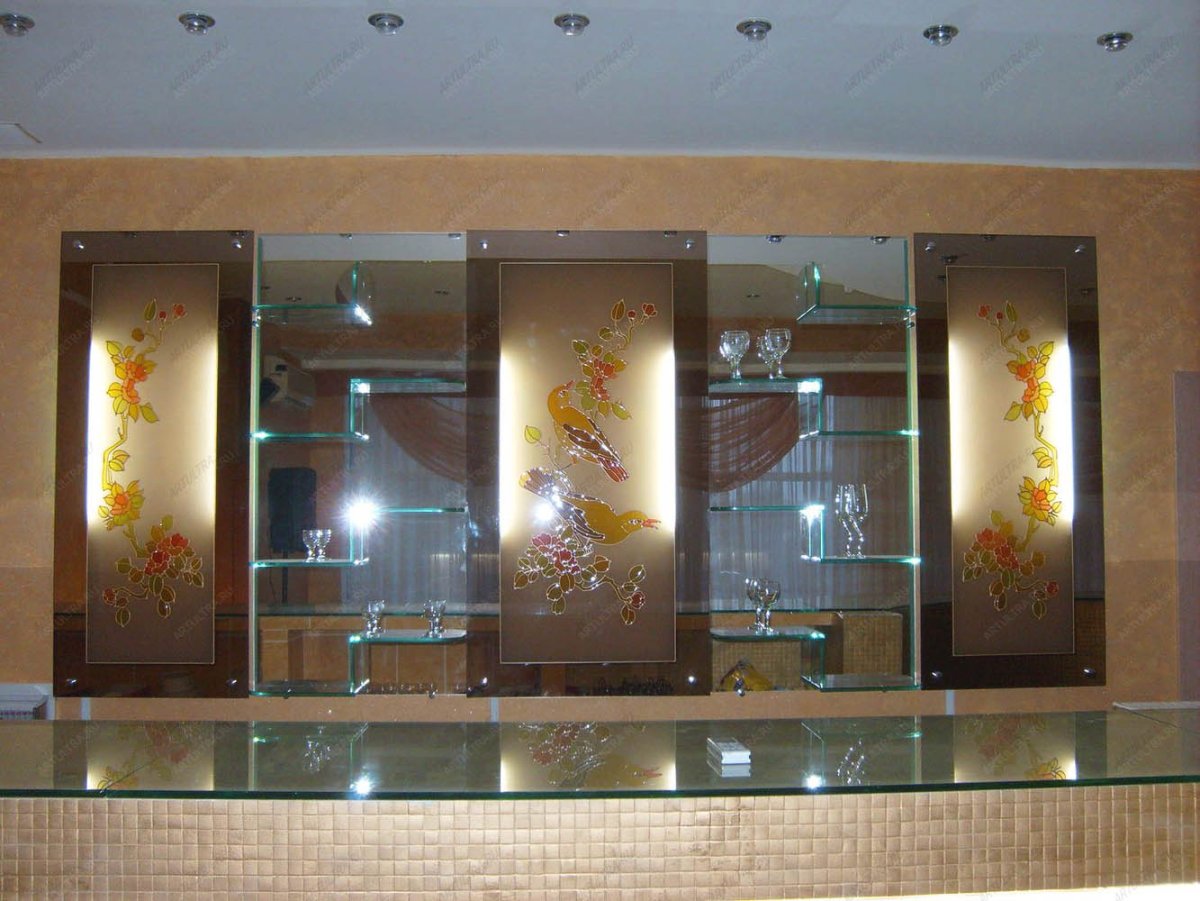 Кухня с стеклянными фасадами с подсветкой