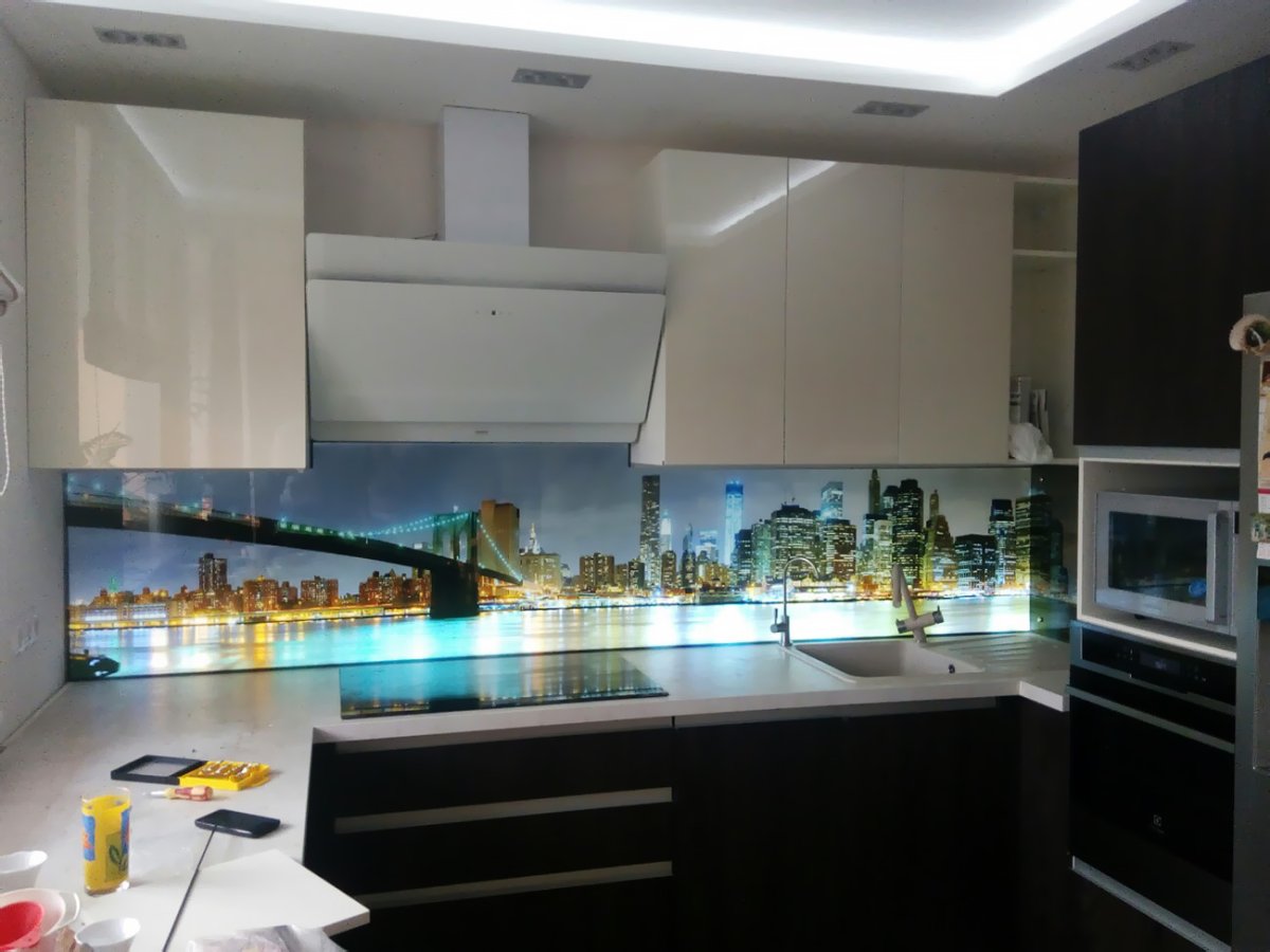 Фартук из каленого стекла для кухни