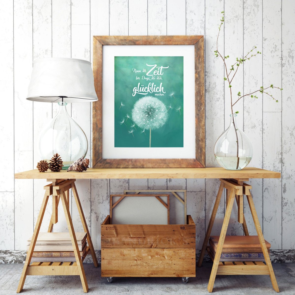 Картина на мольберте в интерьере гостиной