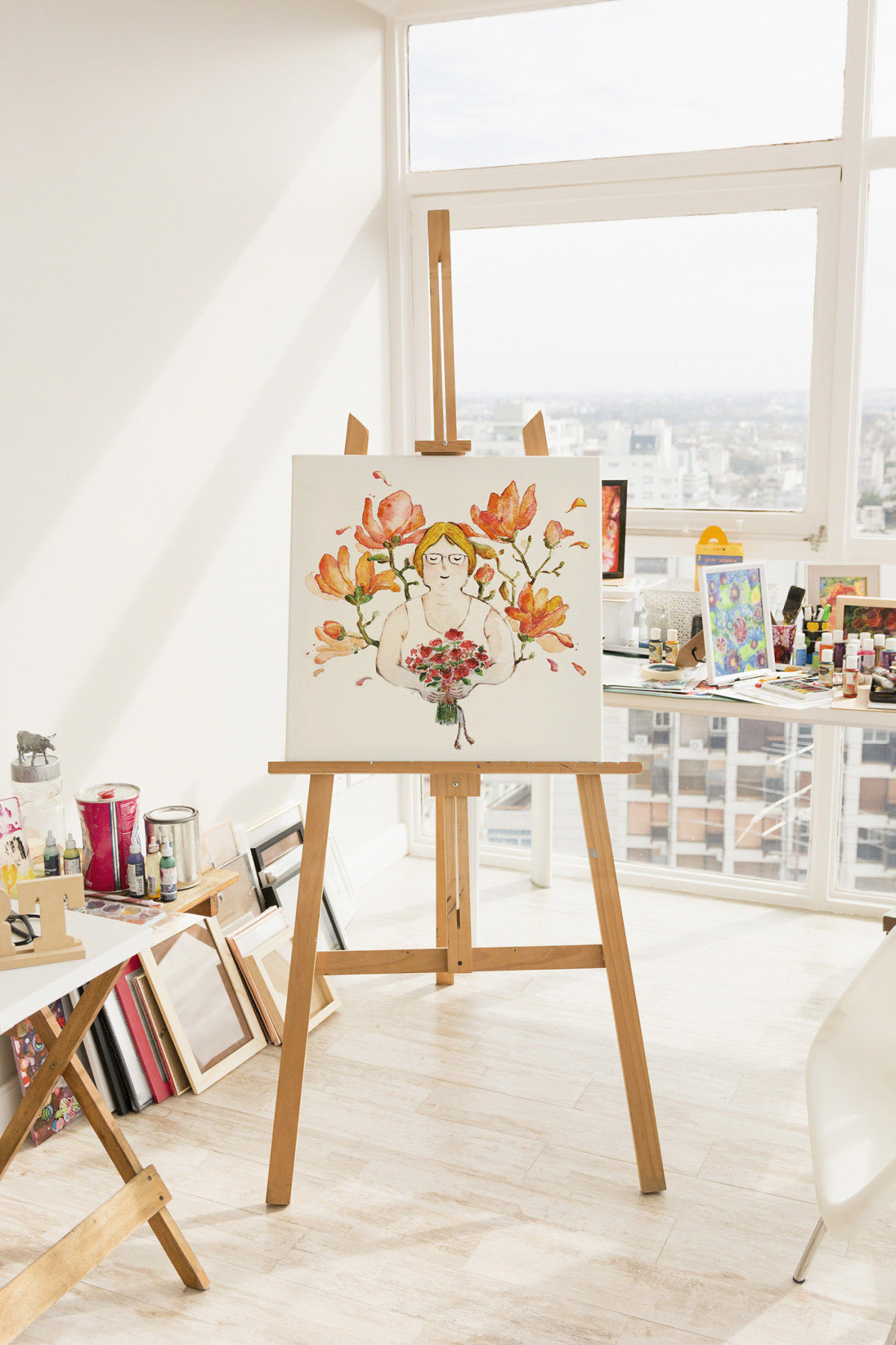 Картина на мольберте в интерьере