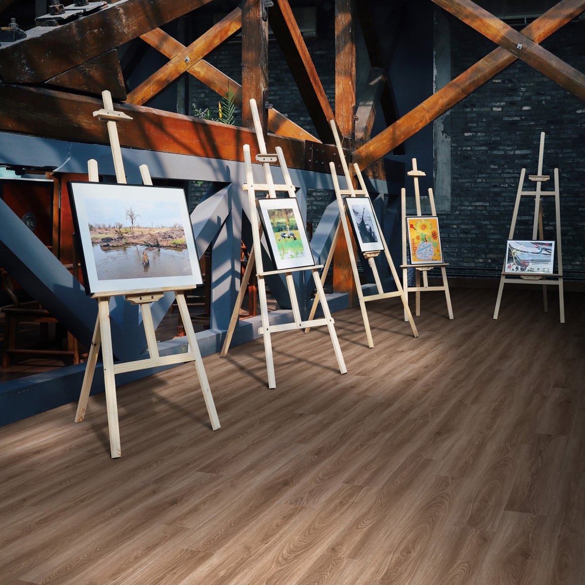 Мольберт с картиной на улице