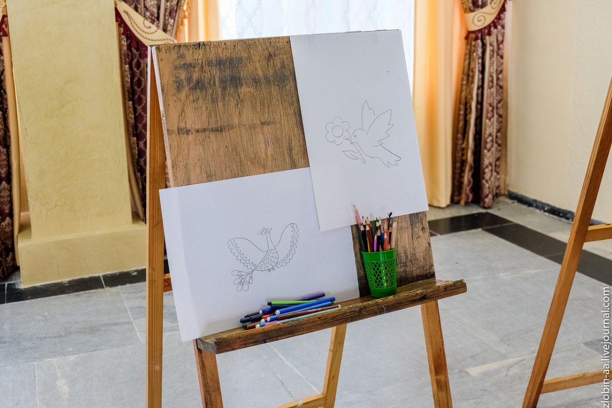 Чистый холст на мольберте