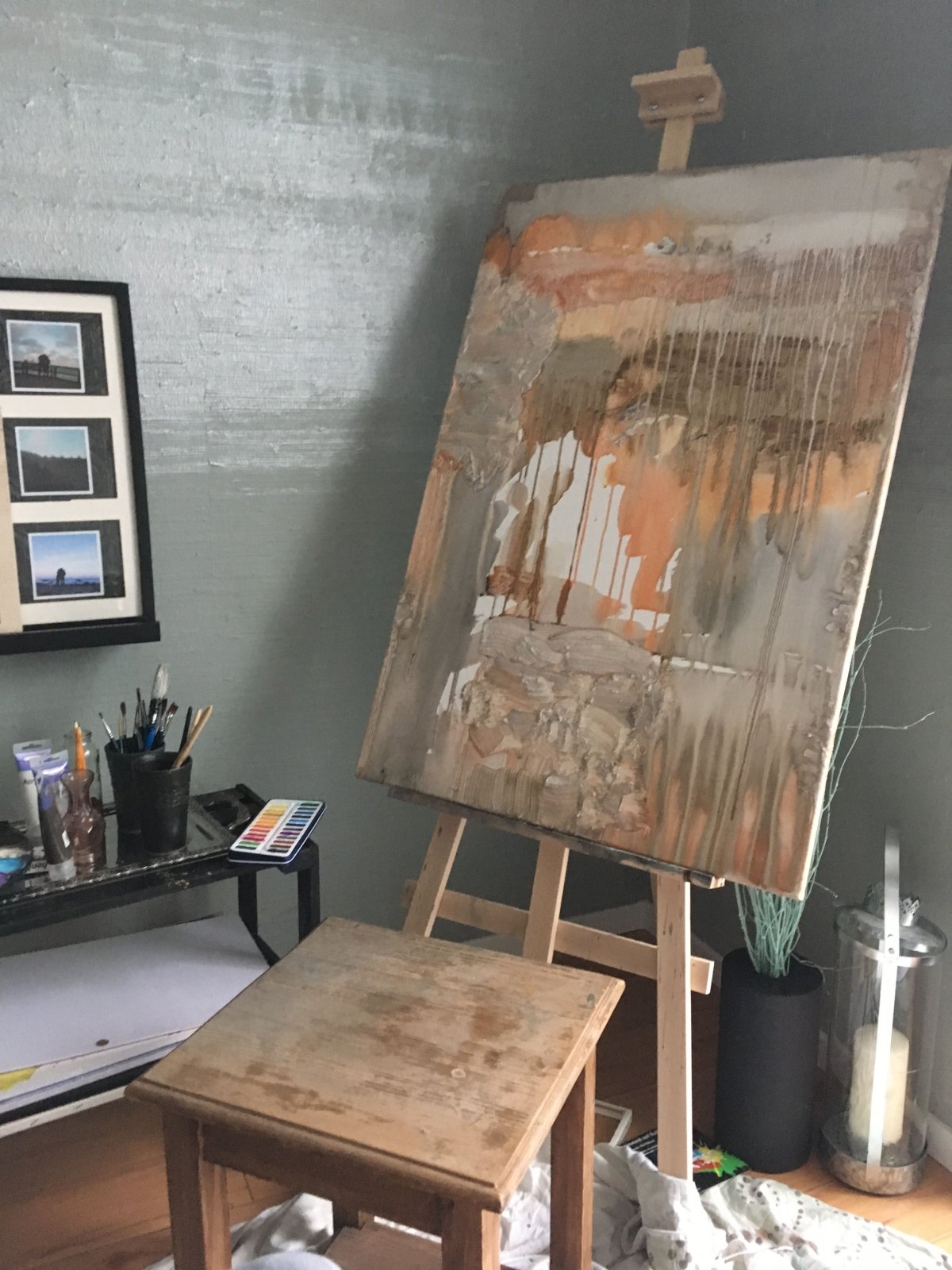 Картина на мольберте