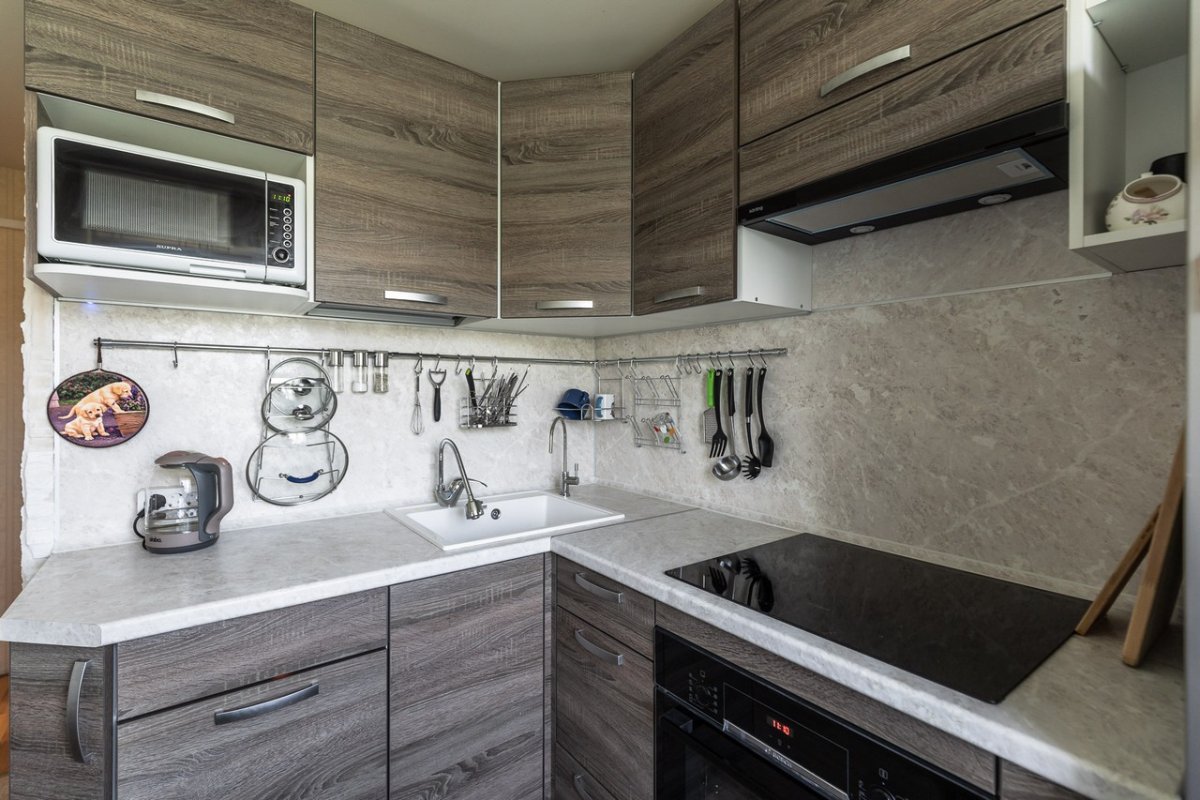 Кухонный гарнитур серый под дерево