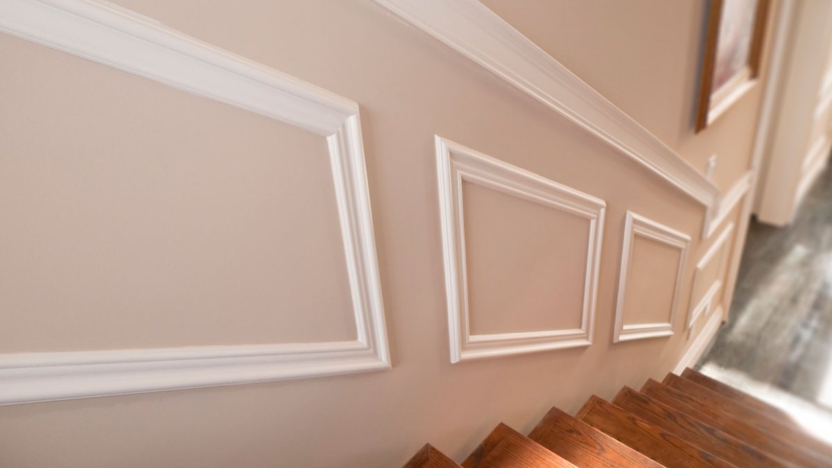 Металлические молдинги в интерьере