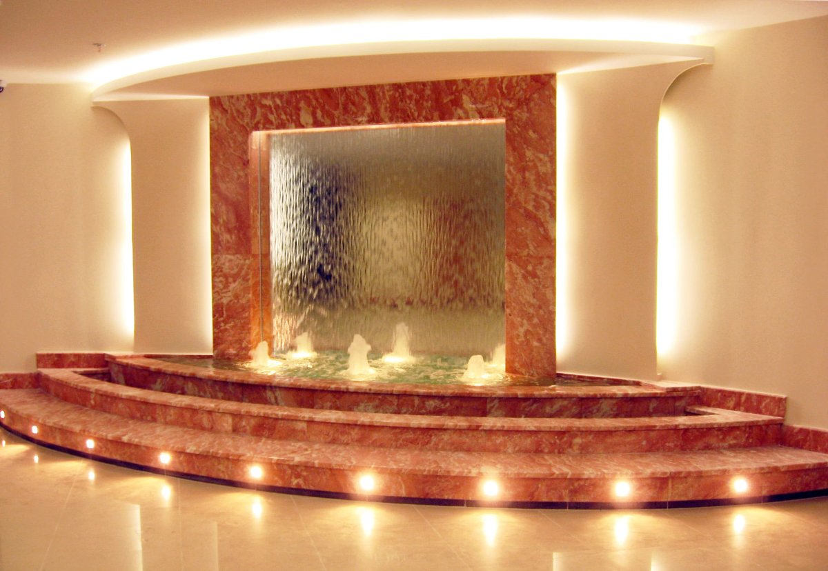 Мозаичная полукруглая стена с водопадом