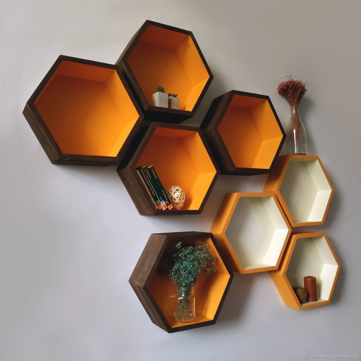 Стеллаж соты у кровати