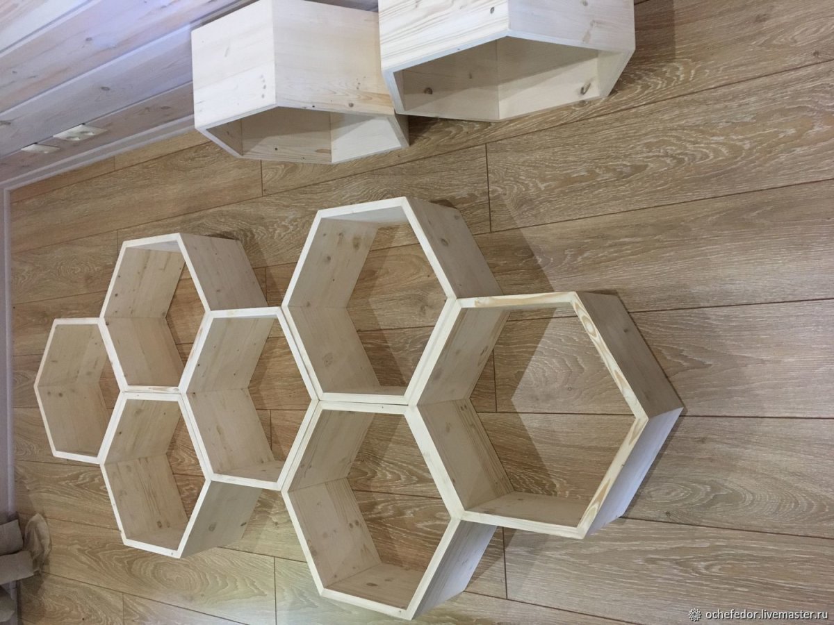 Полки в виде пчелиных сот