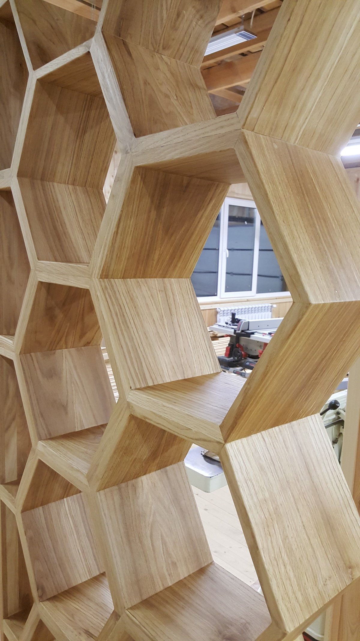 Обои соты в интерьере