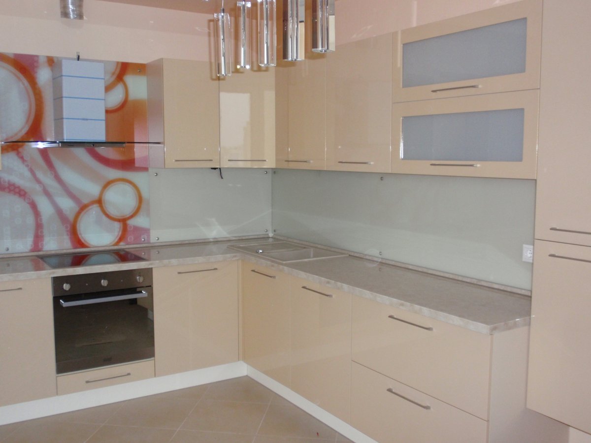 Бежевый глянец металлик кухня