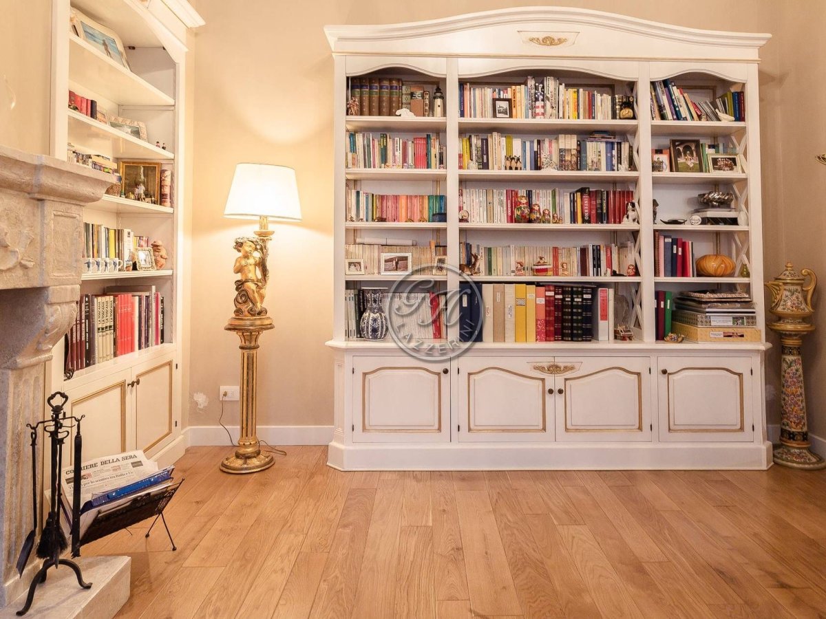 Светлая комната-библиотека