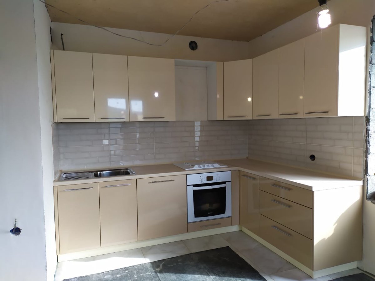 Угловые кухни бежевого цвета