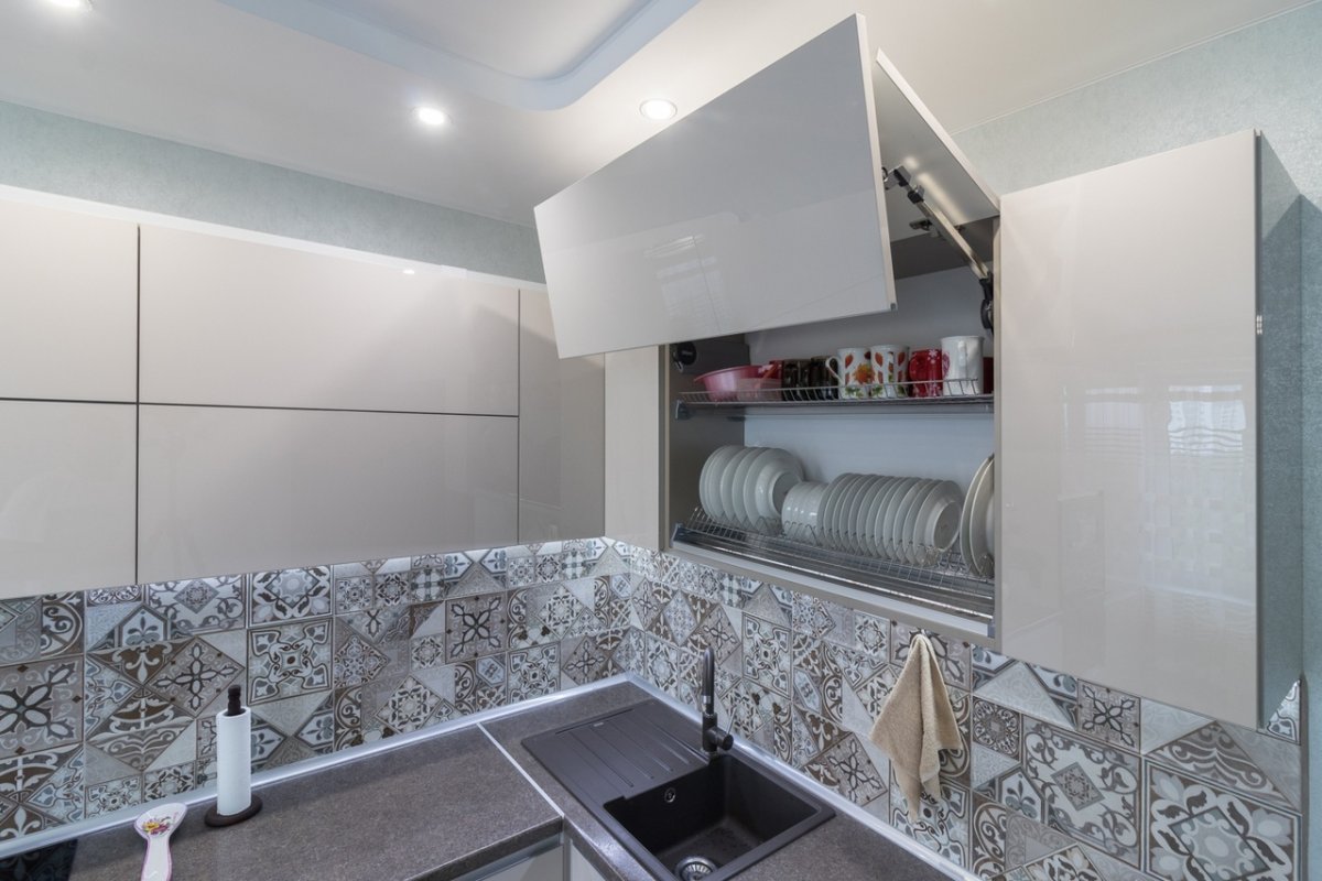 Кухня с высокими верхними шкафами