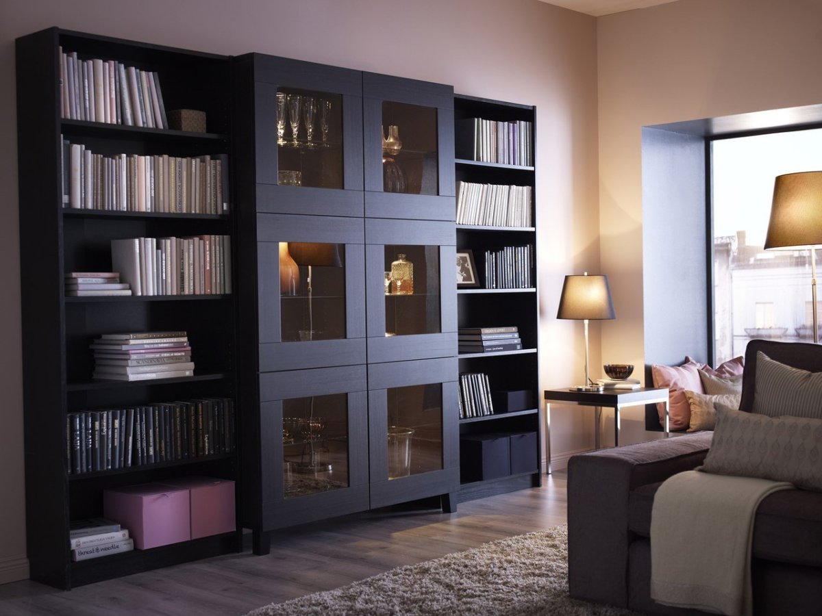 Книжный стеллаж в маленькой комнате