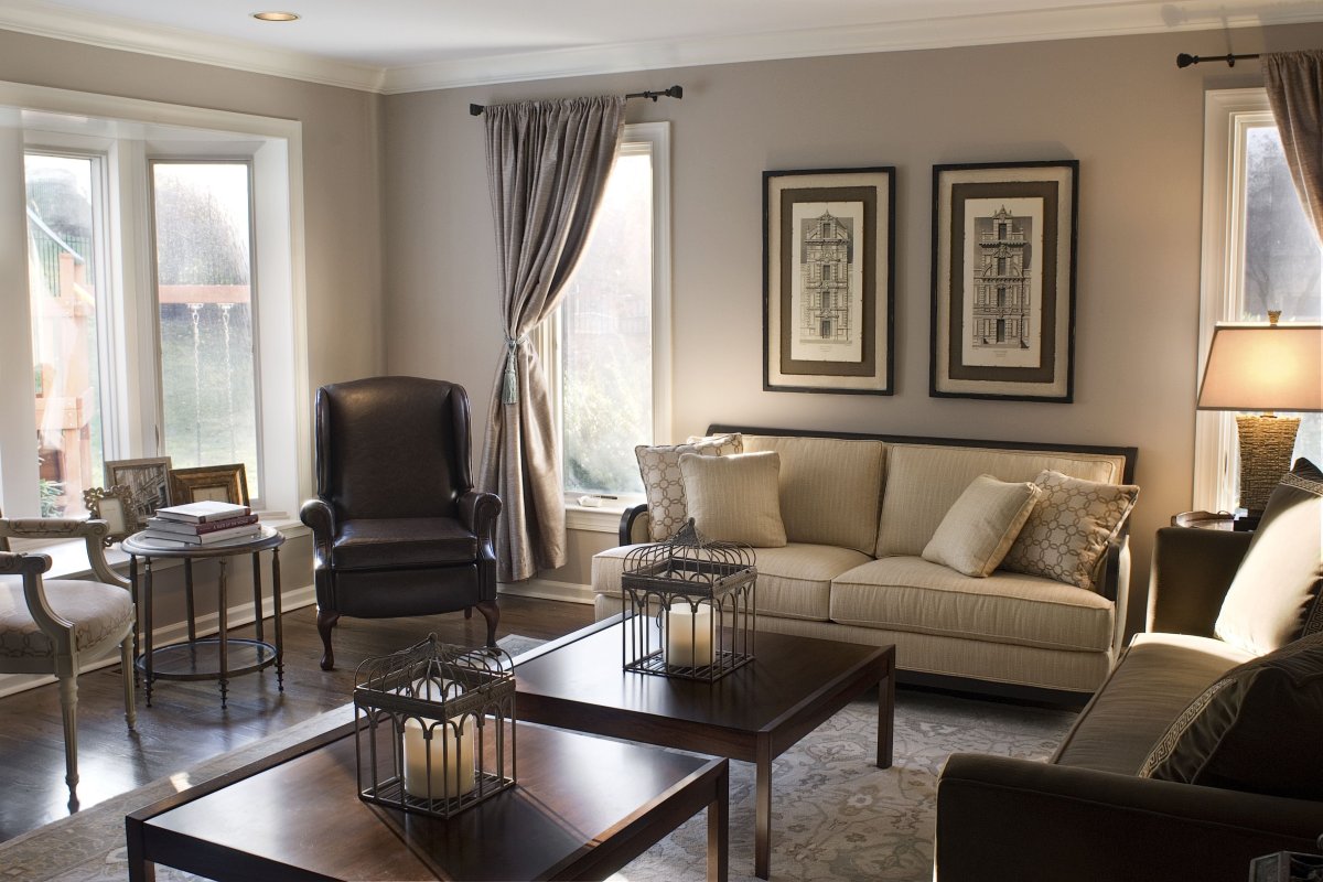 Шоколадные стены в гостиной