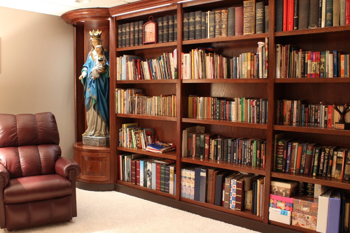 Современный деревянный книжный шкаф