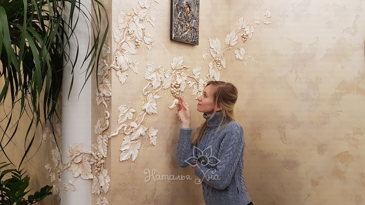 Барельеф на стене