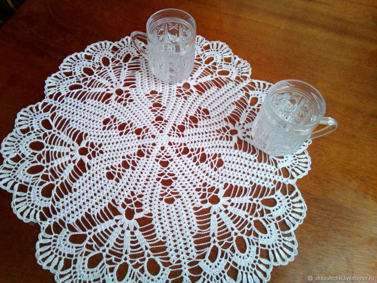 Белая ажурная салфетка крючком