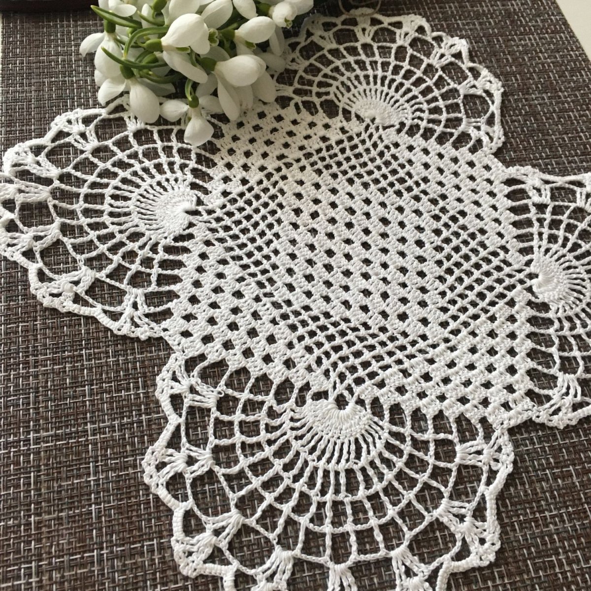 Декор из вязаных салфеток