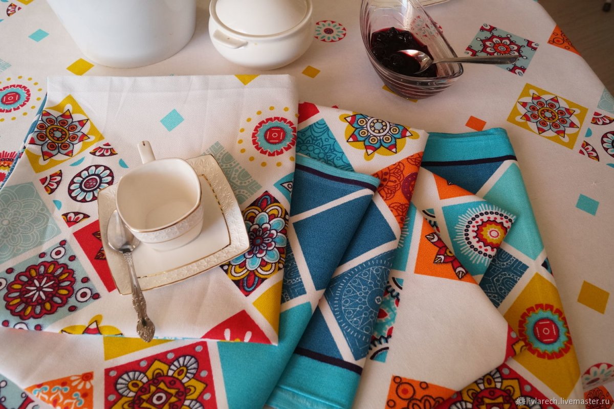 Весенние расцветки скатерти