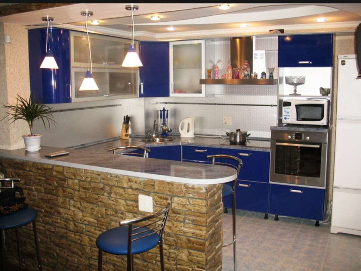 Потолок на кухне с барной стойкой