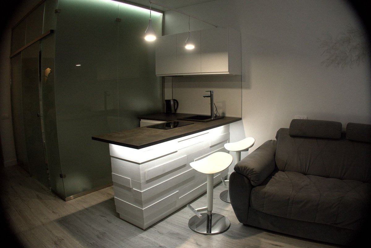 Люстра над барной стойкой