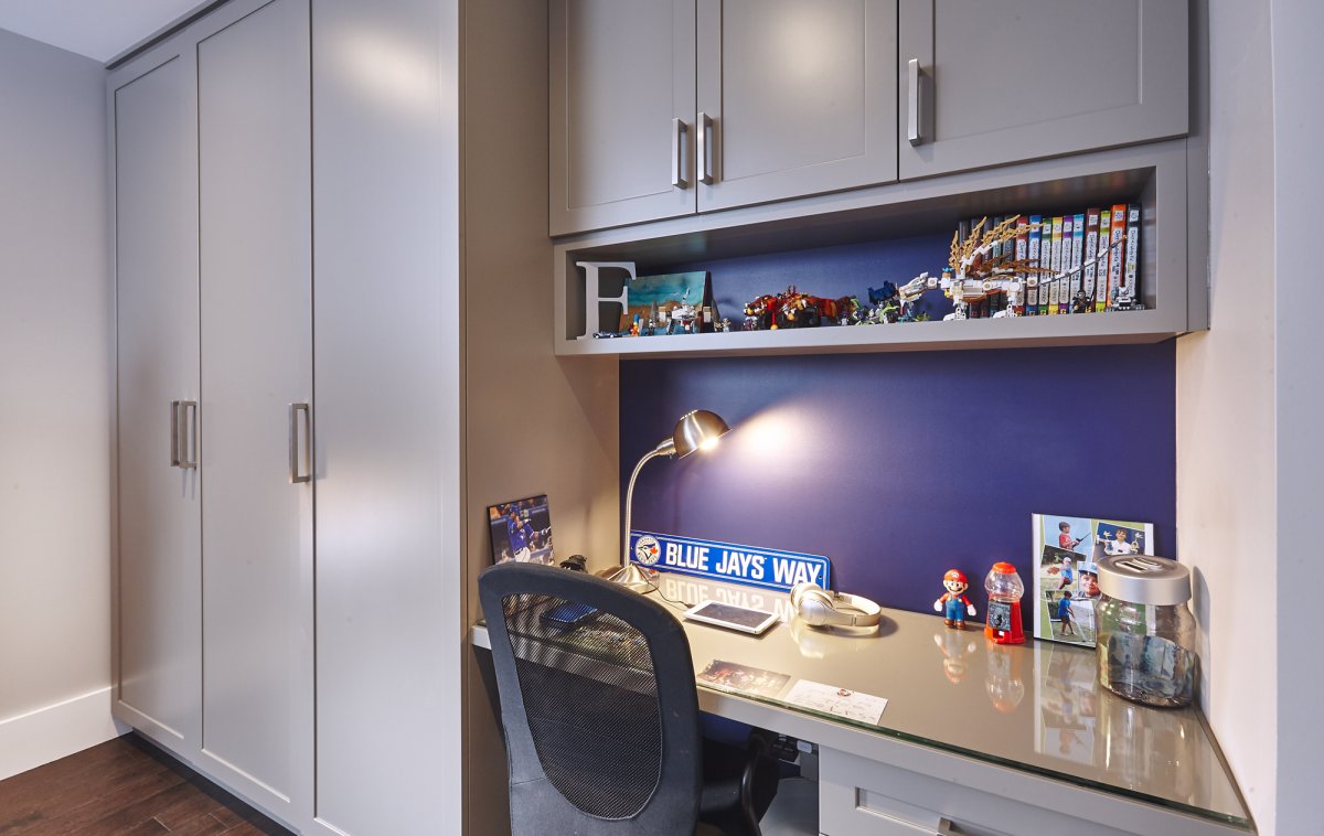 Шкаф в спальню с рабочим местом