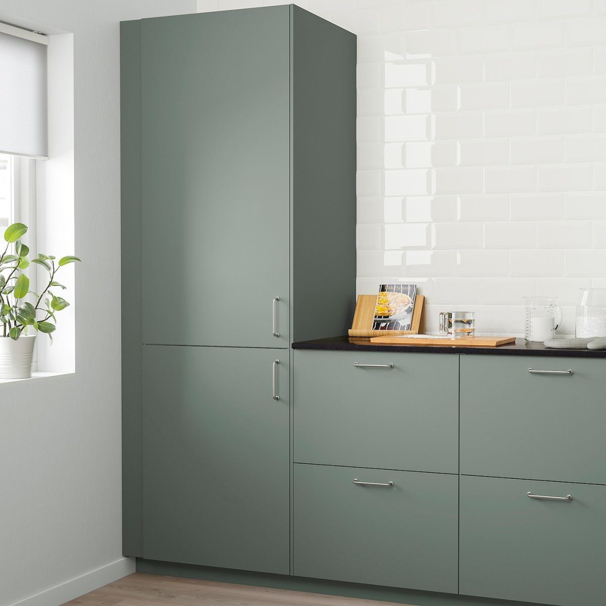 Зеленая кухня икеа с черной столешницей