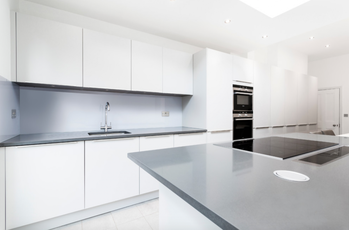 Белая глянцевая кухня икеа