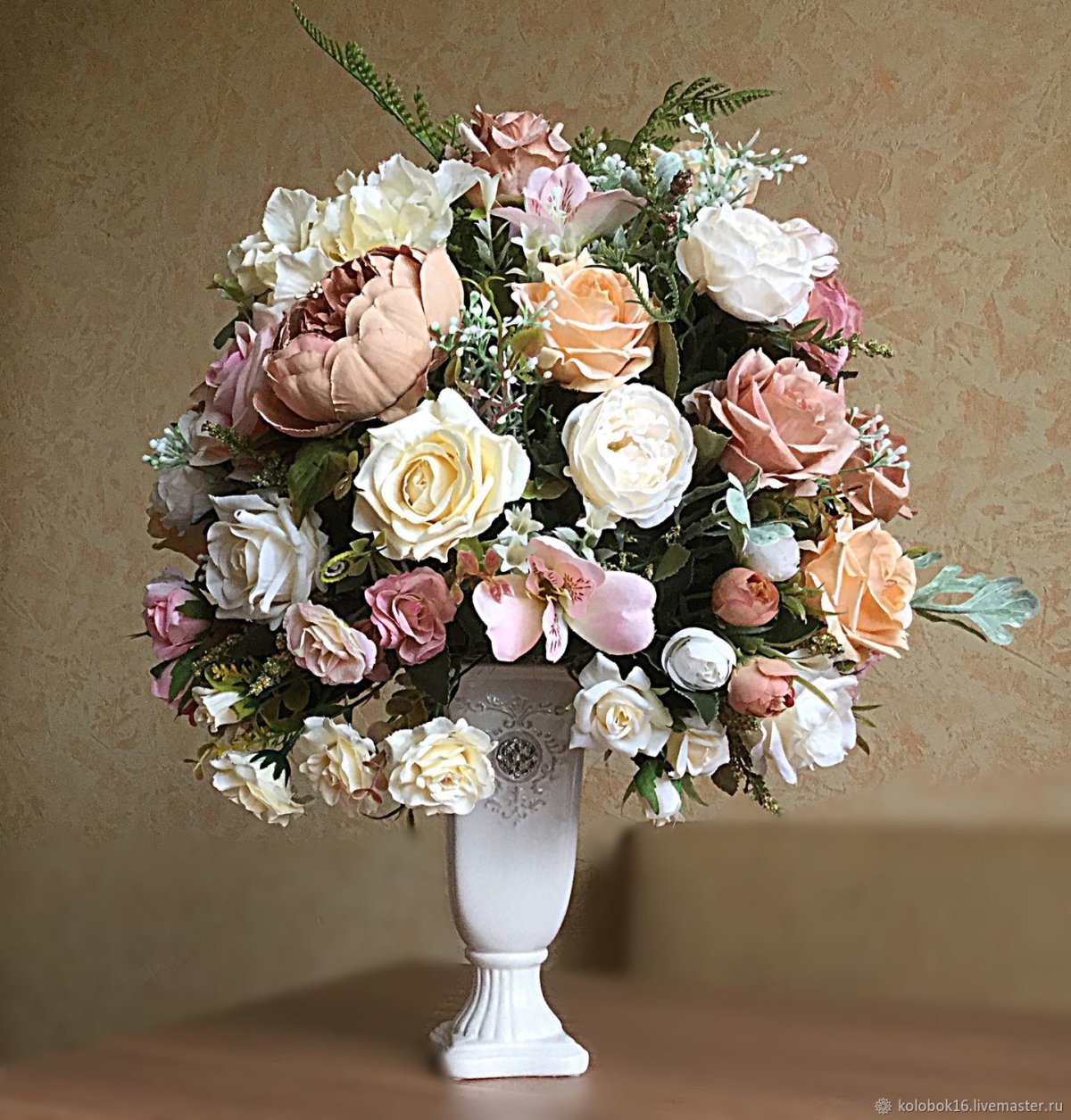 Композиция в высокой вазе из искусственных цветов