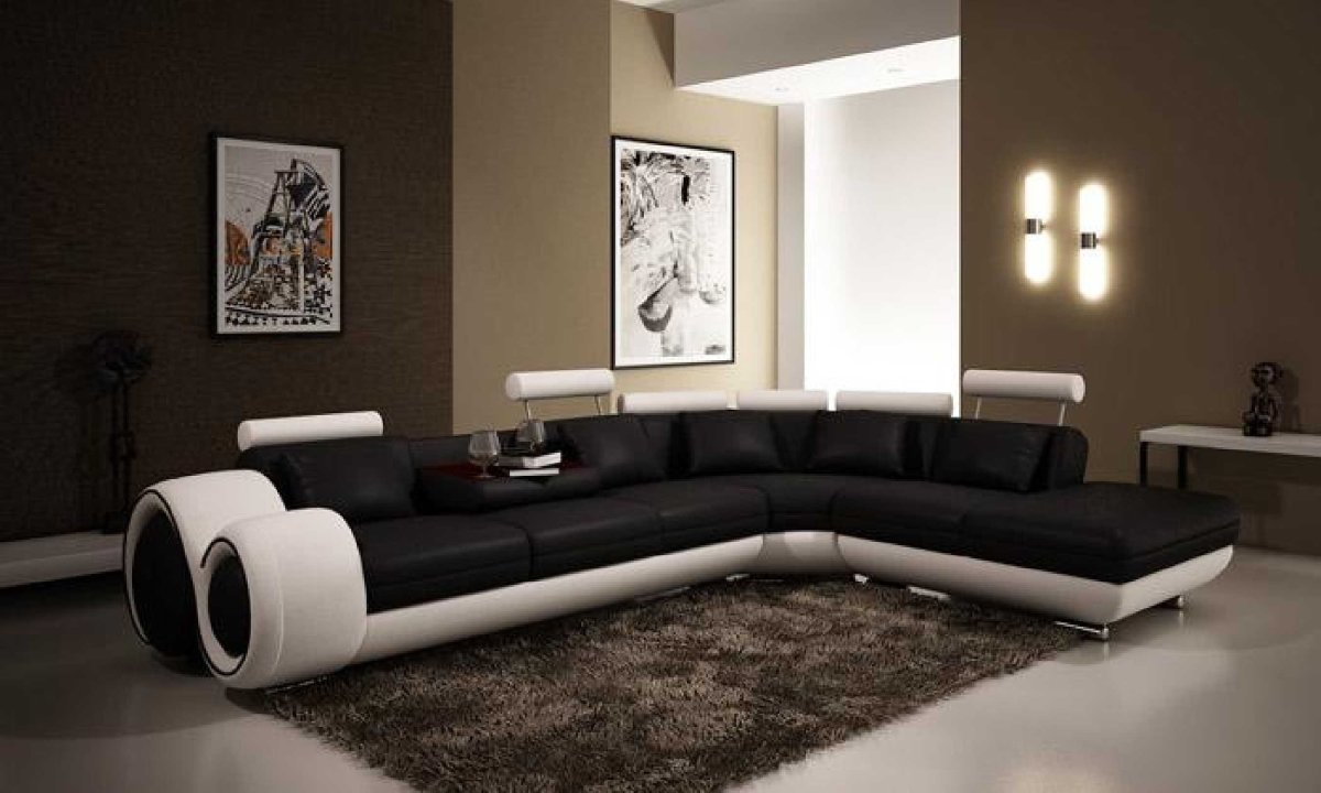 Диван в белой комнате