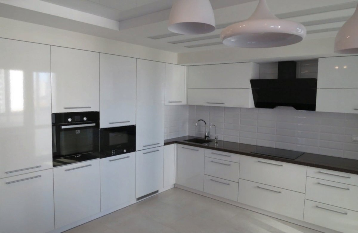 Интерьер кухни в белом цвете