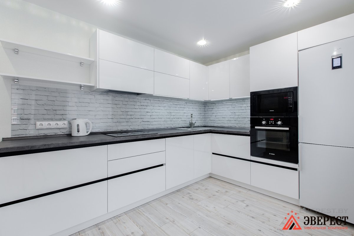 Белая глянцевая кухня стены