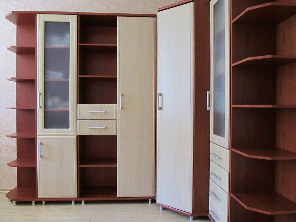 Угловые вместительные стенки в комнату